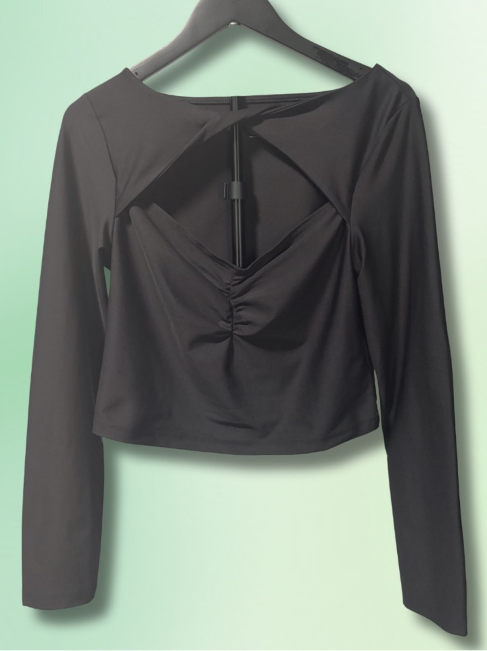 Old Navy Active Powersoft Women's Black Long-Sleeve Cutout Front Crop Top